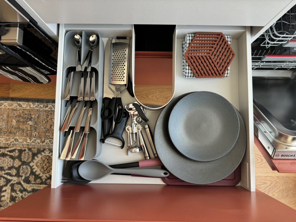 Crockery and utensils in the kitchen at Locke De Santa Joana